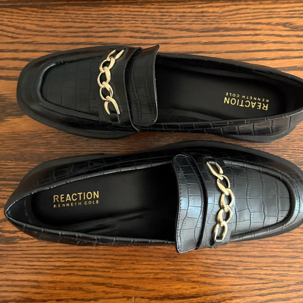 Kenneth Cole Reaction Women Black Sienna Lug Gold Chain Loafer